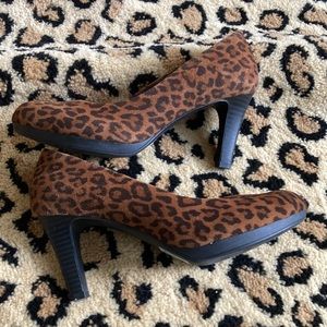 Clarks Adriel Viola leopard print pumps. Size 8.5. Worn once. Very stylish.